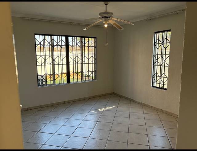 3 BEDROOM FREEHOLD FOR SALE IN WILLOW PARK